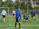 Laatste training S.K.N.W.K. JO7-1 (partijtje tegen de ouders) van maandag 27 mei 2024 (51/180)